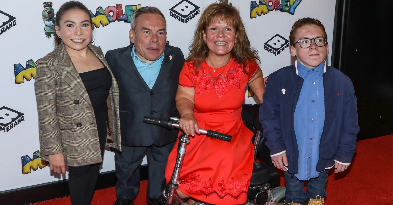 Warwick Davis, Samantha Davis, Harrison Davis, Annabelle Davis on the red carpet
