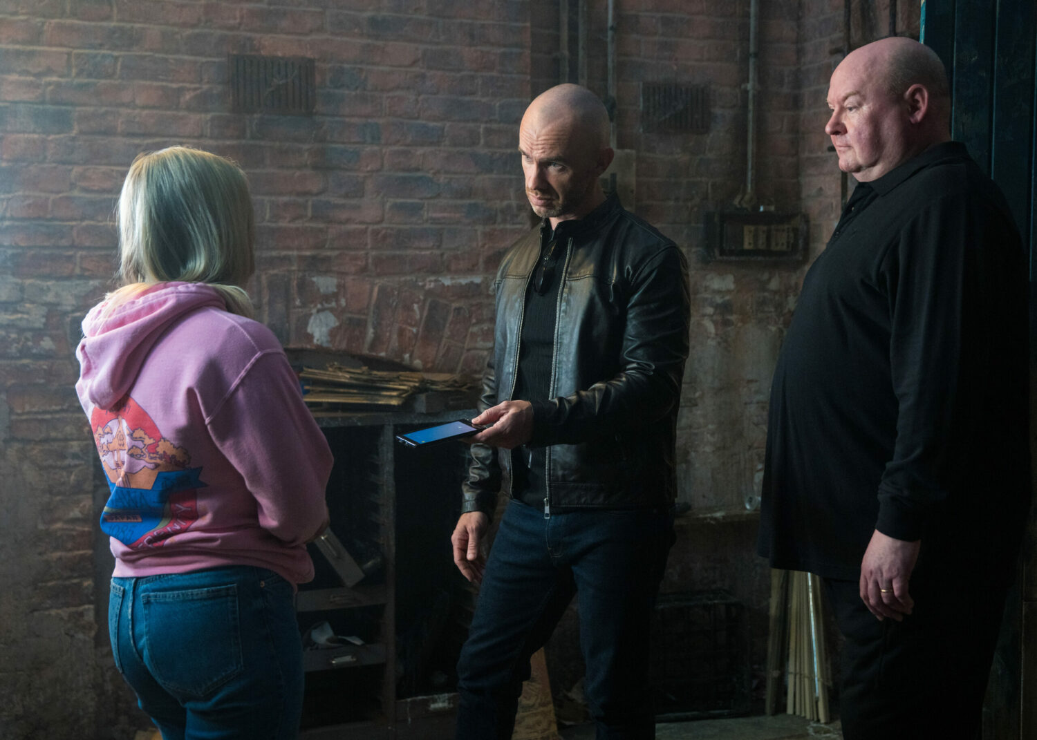 Corrie Kieron gives Kelly her phone to text Gary