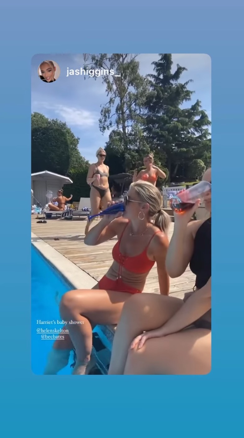 Helen Skelton drinking champagne at the pool