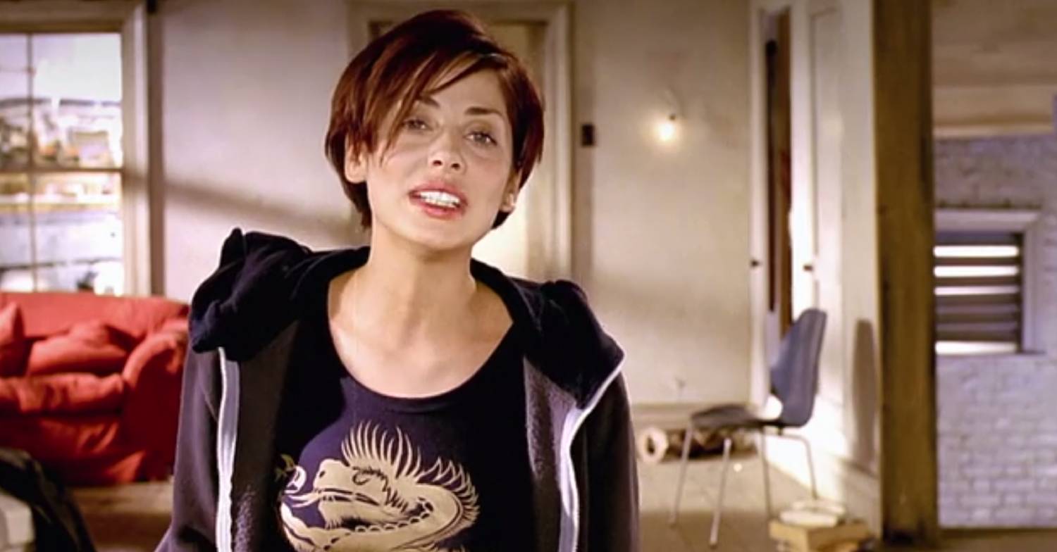Ex Neighbours cast member Natalie Imbruglia sings Torn