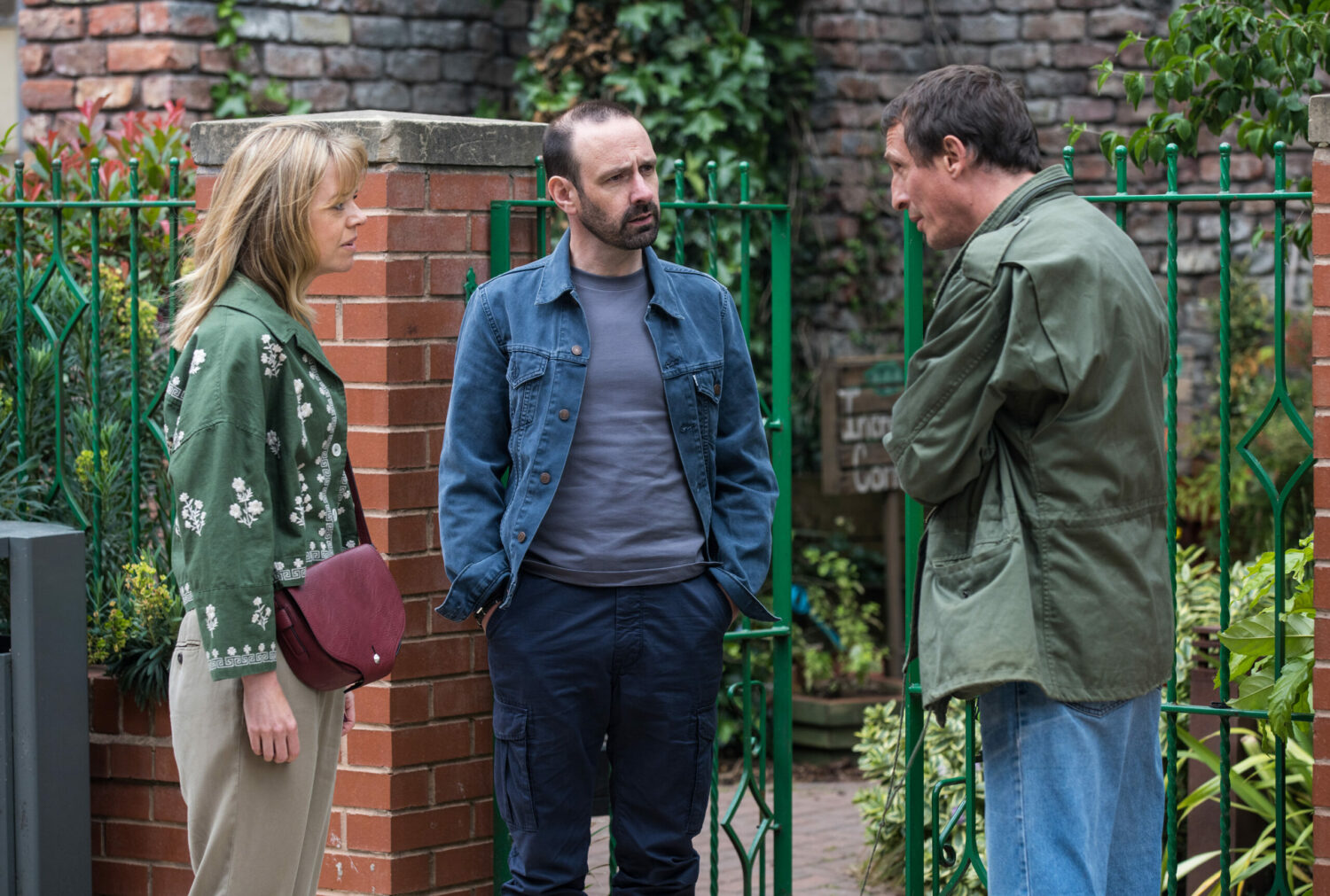 Toyah and Spider deep in conversation with Griff on the cobbles