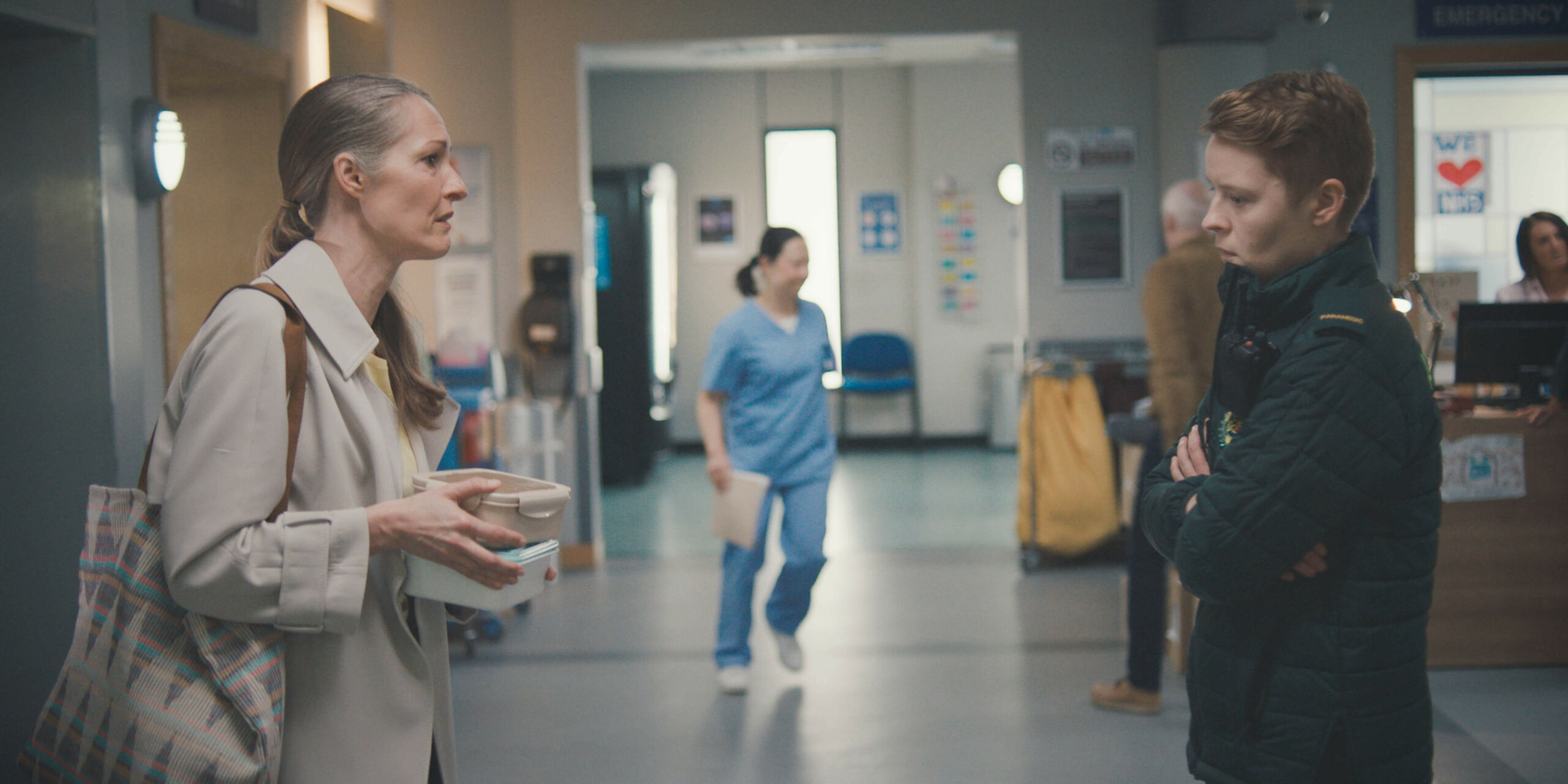 Jools and Sah talking in the emergency department
