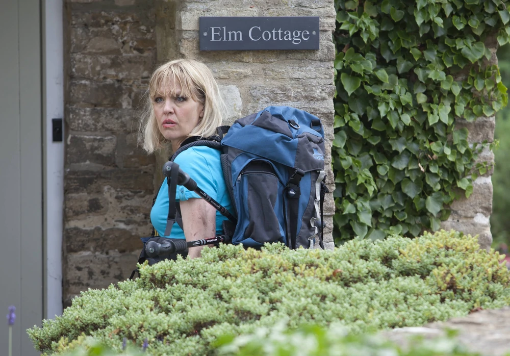 Agatha Raisin in the Walkers of DEMBLEY outside Elm Cottage S1E1