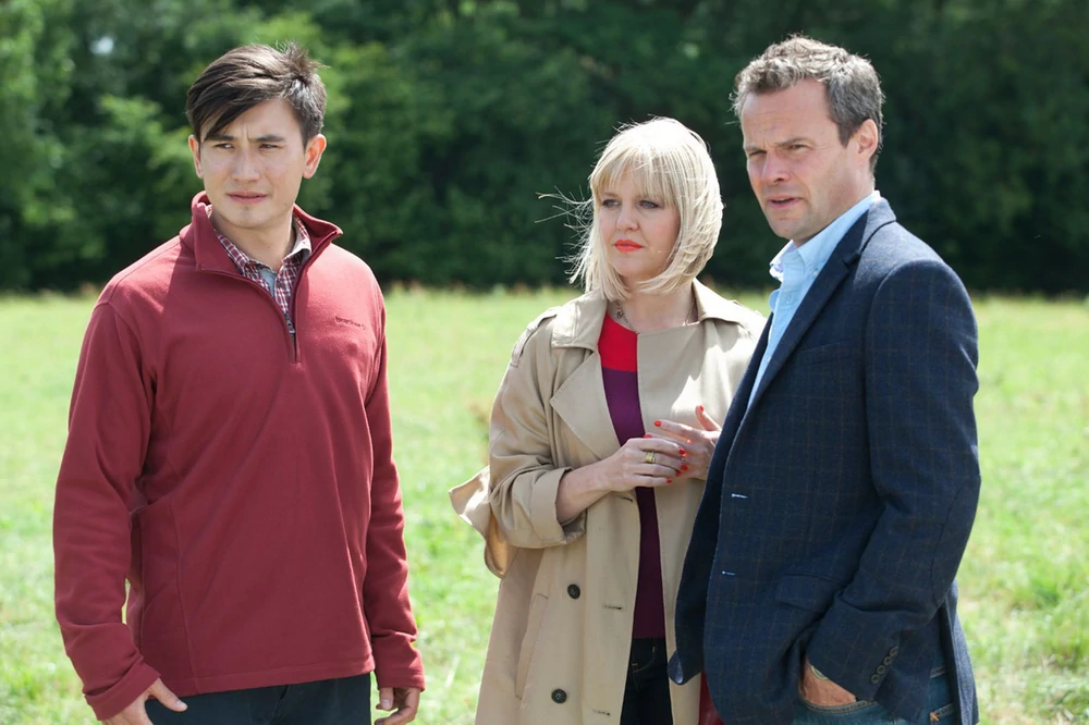 Still from Walkers of Dembley featuring Agatha and James at the murder site