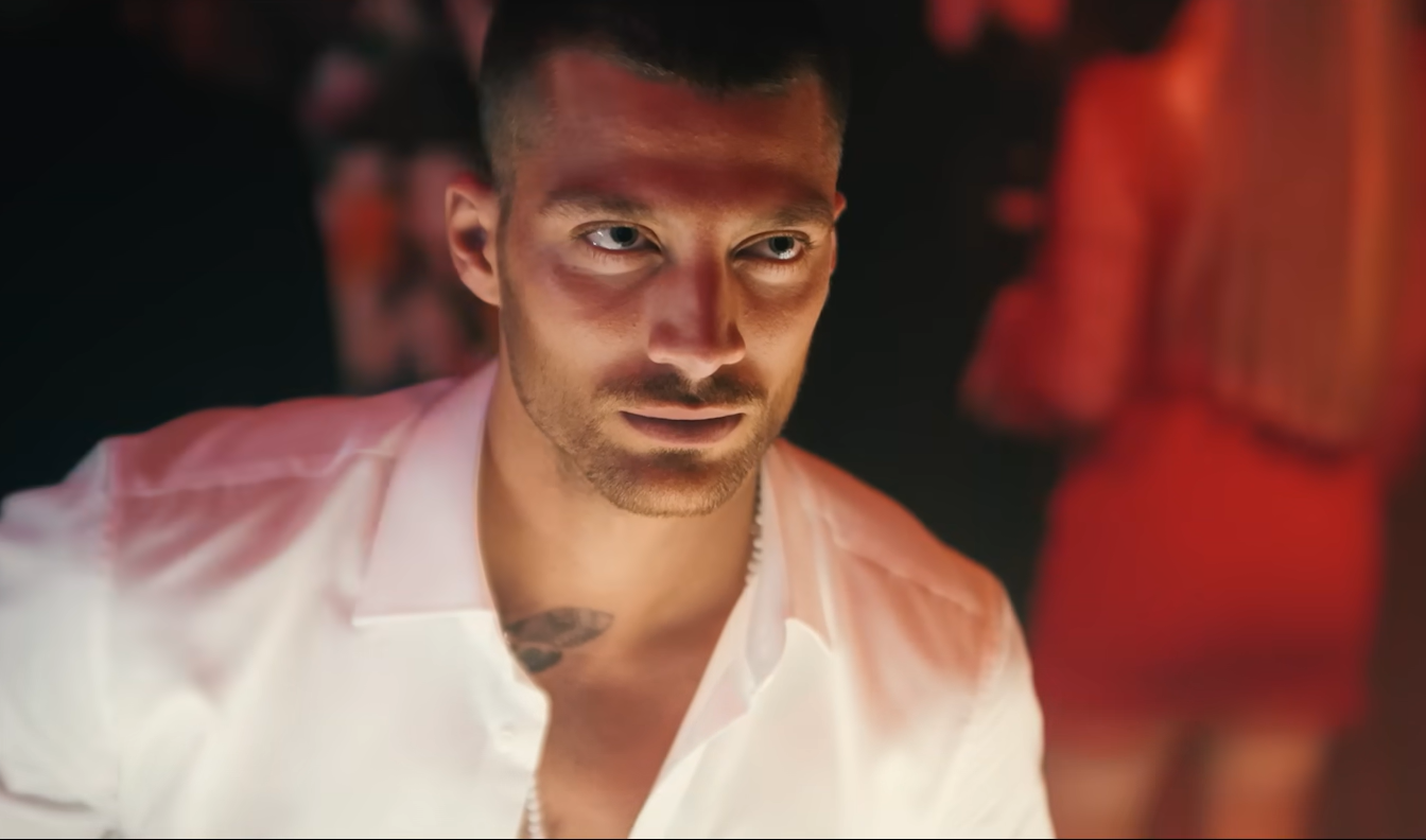 Nacho looks up at Laura in a club in the Next 365 days