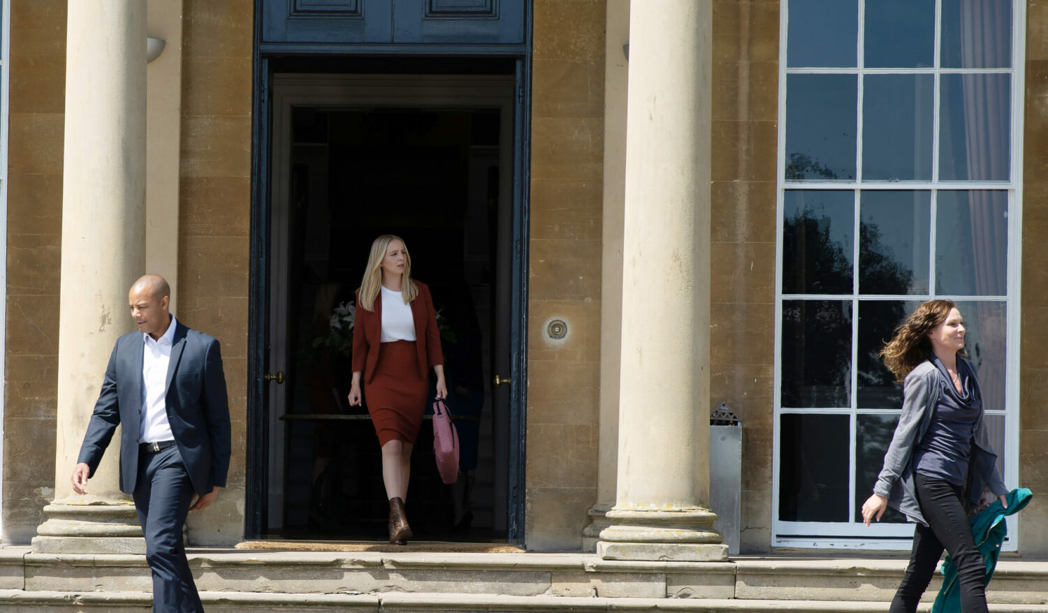 Belle sees Al and Chas leave the hotel Emmerdale