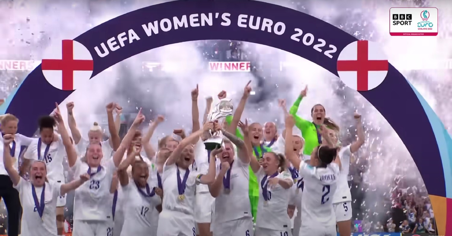 Lionesses lifting the Euro 2022 trophy