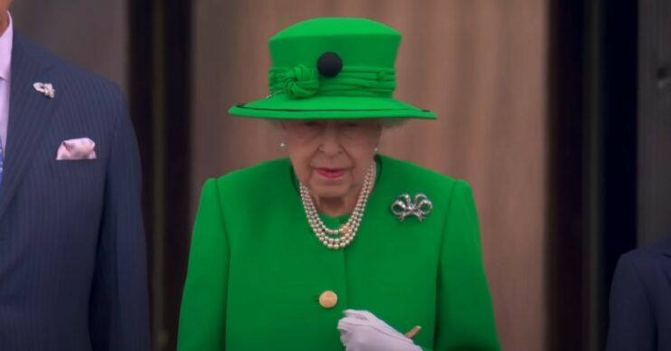The Queen in green outfit on palace balcony