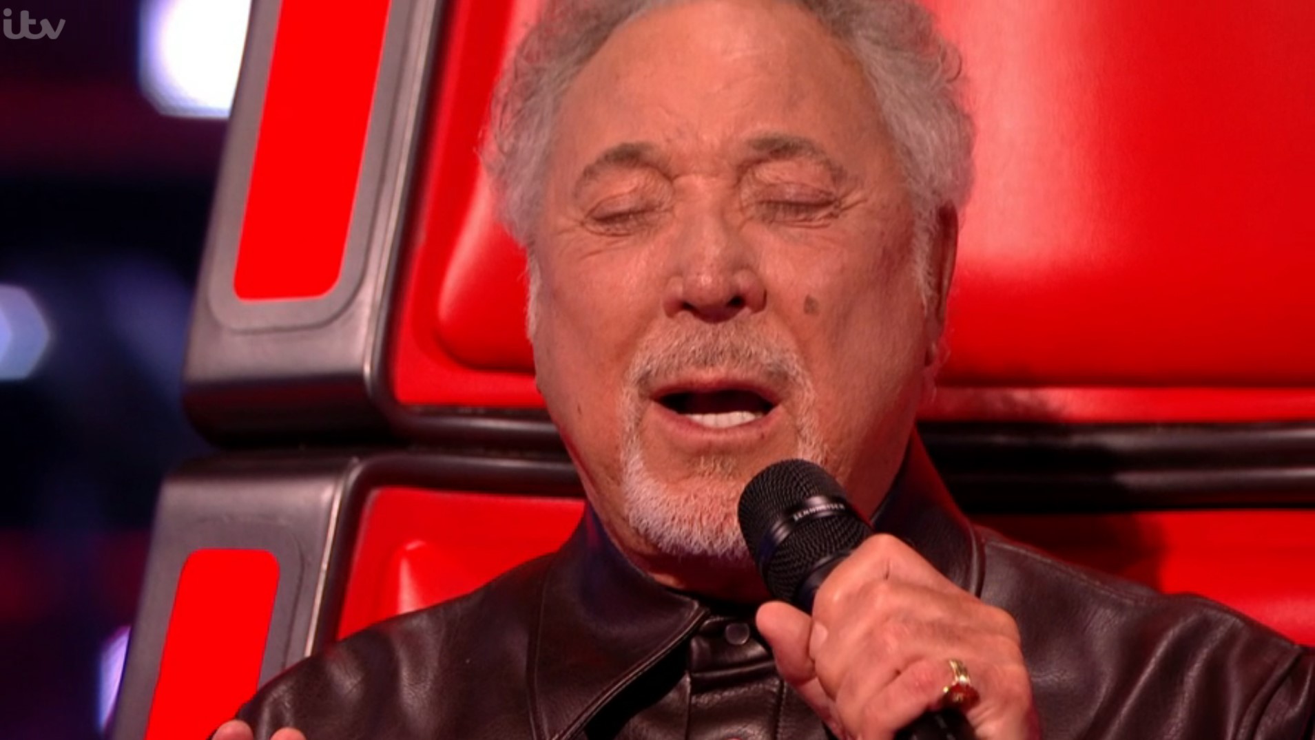 Sir Tom Jones closes his eyes as he sings emotional tribute to wife Linda
