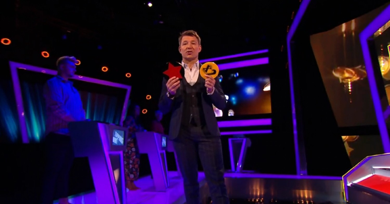 Ben Shephard holding up two counters on Tipping Point 