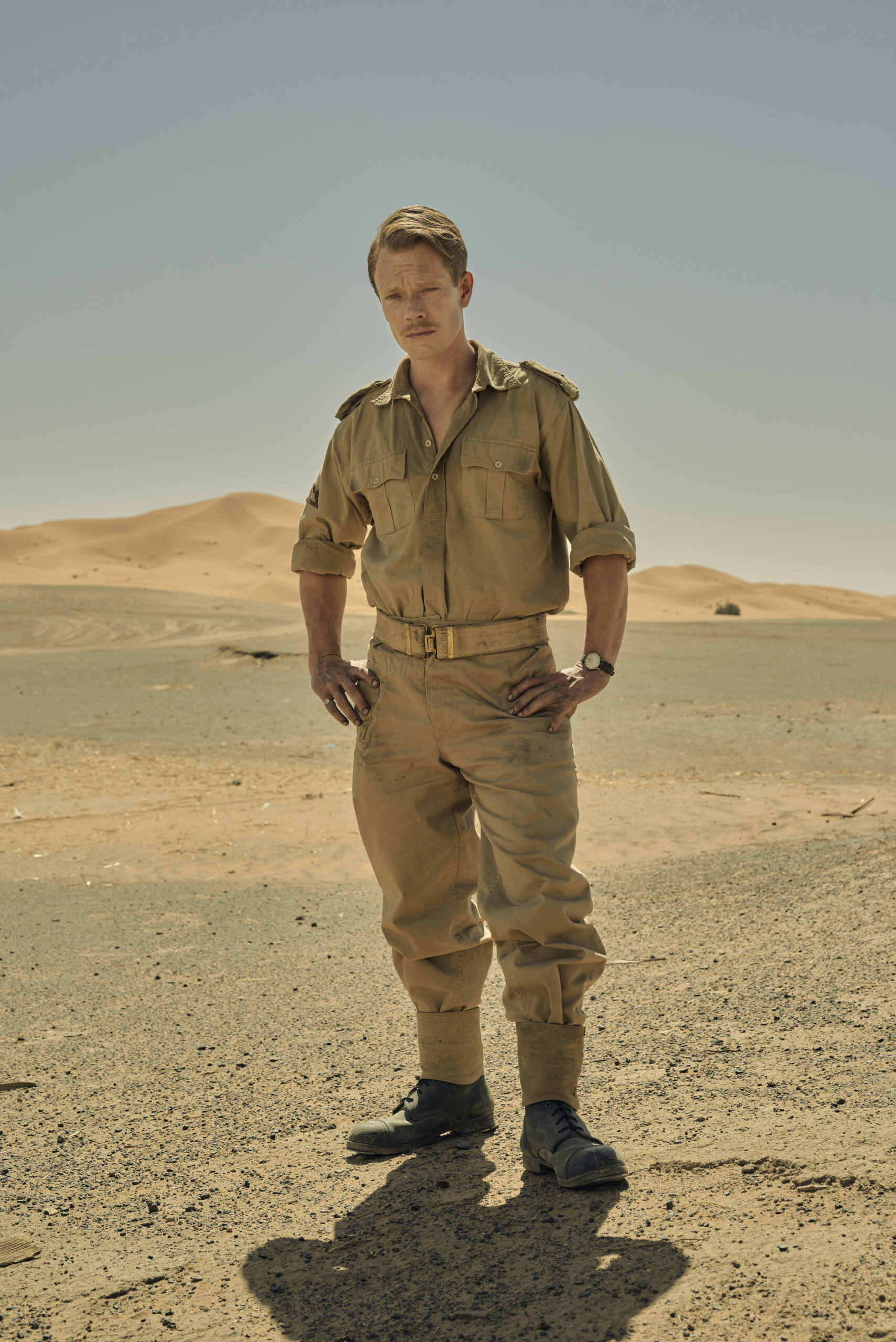 Jock Lewes (Alfie Allen) in SAS Rogue Heroes posing in the desert 
