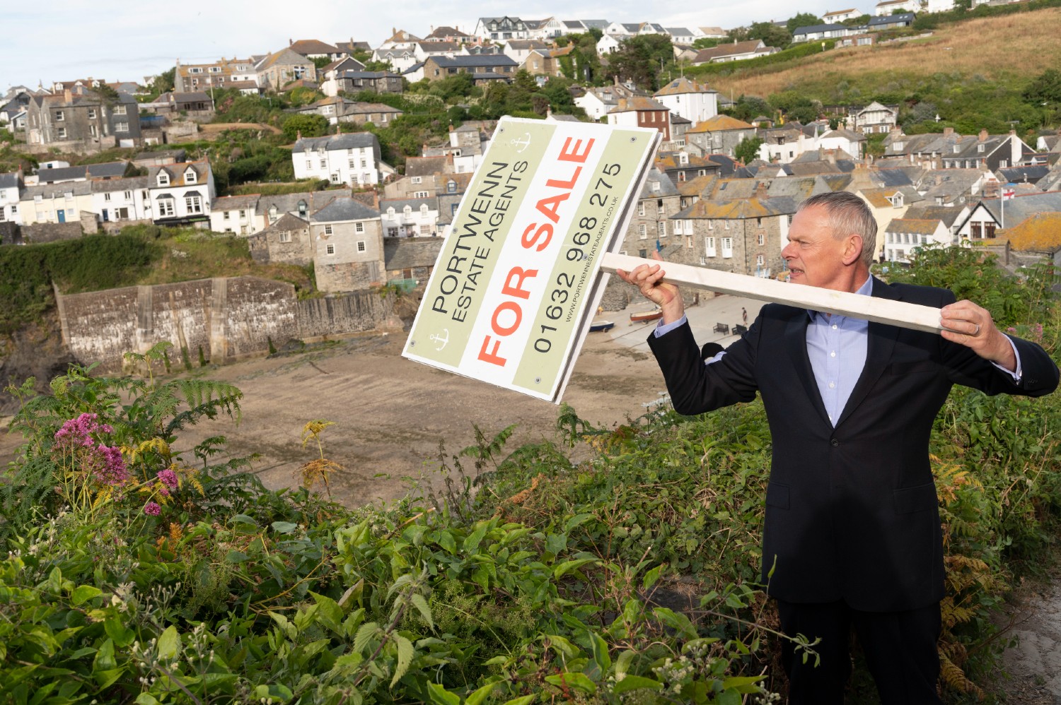 Martin Clunes taking down a for sale sign in Doc Martin