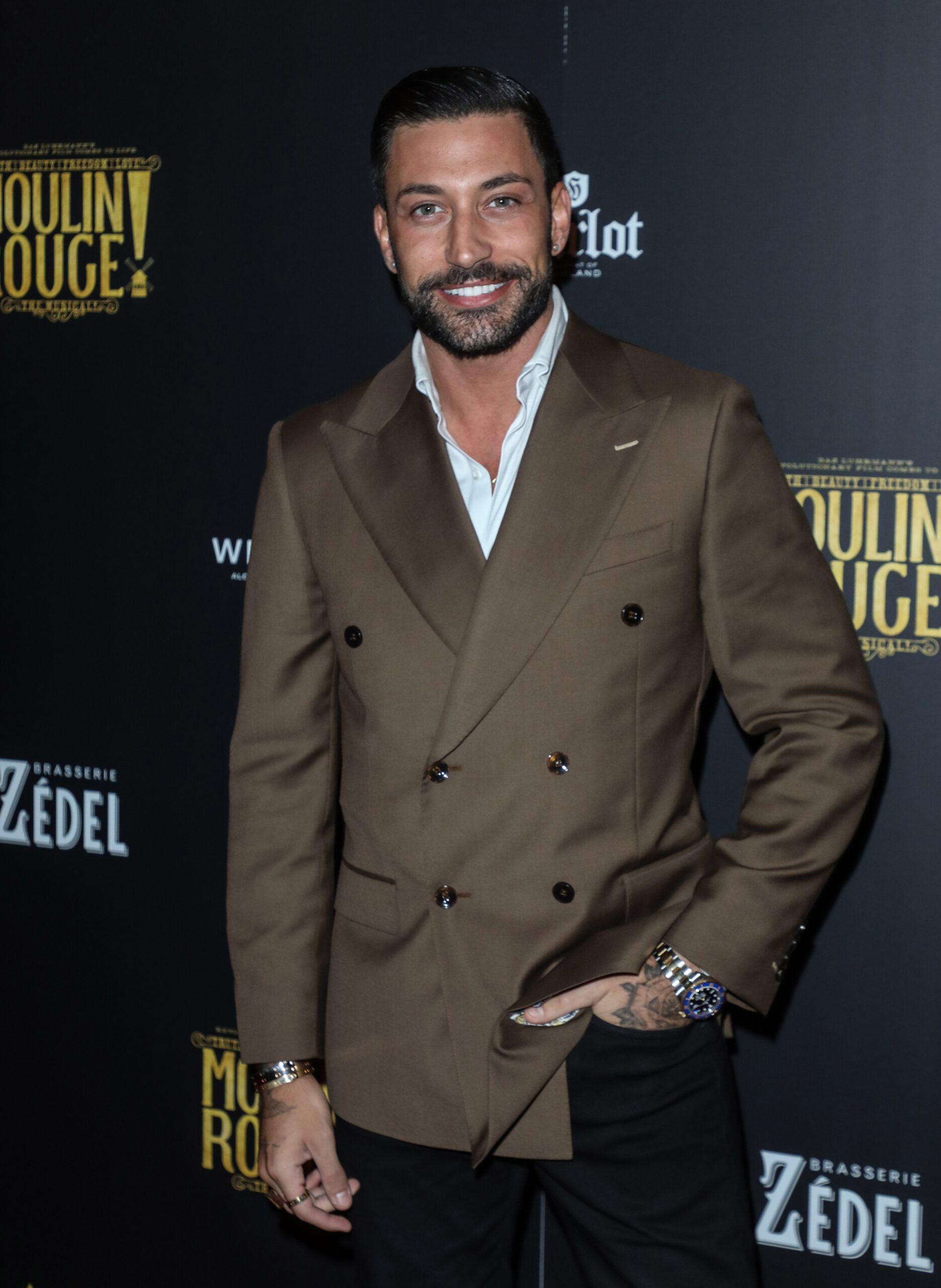 Giovanni Pernice smiling on the red carpet