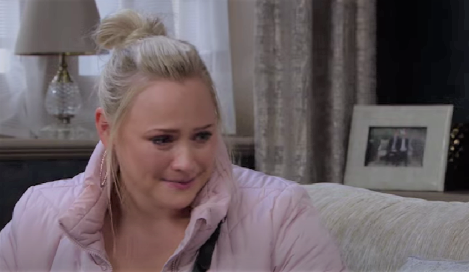 Tracy crying in Emmerdale 