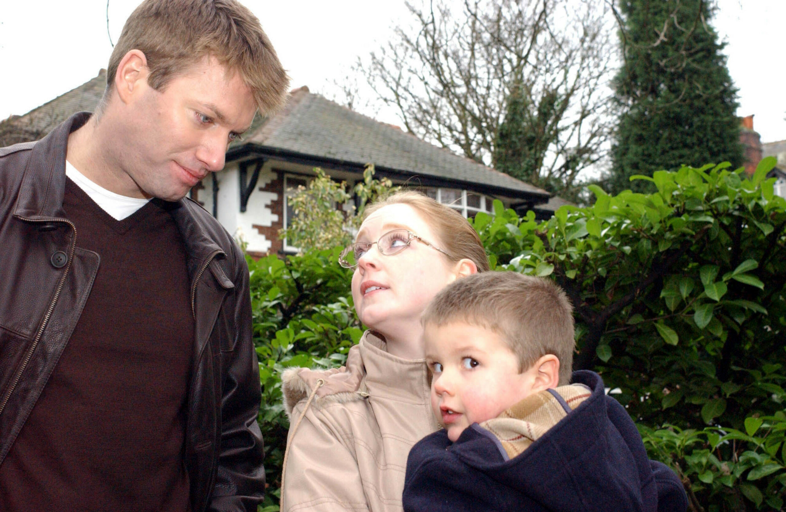 Matt Ramsden looks down at Claire Peacock and Joshua in Coronation Street