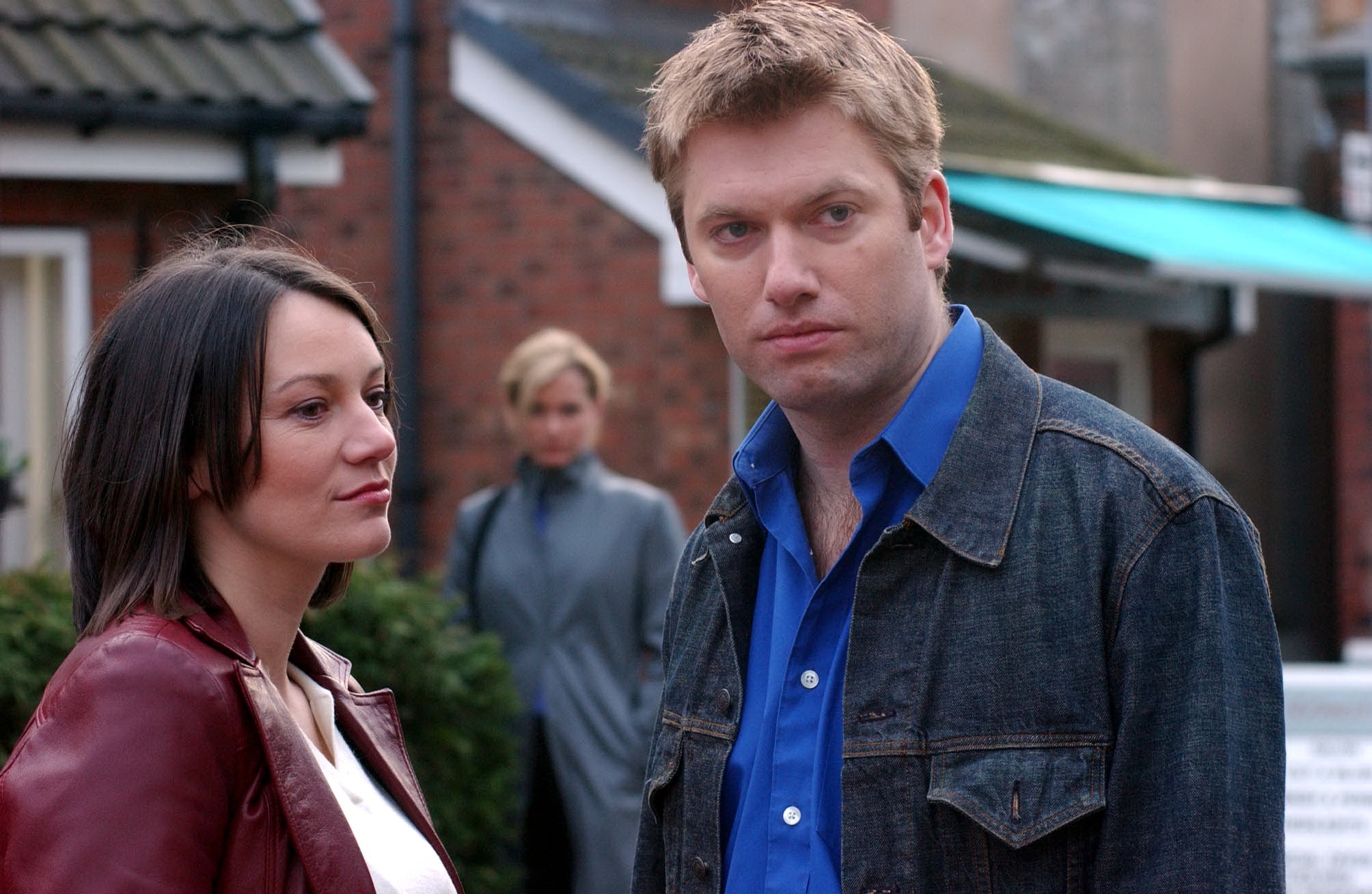Maxine looks on as Matt Ramsden and Charlie talk in Corrie