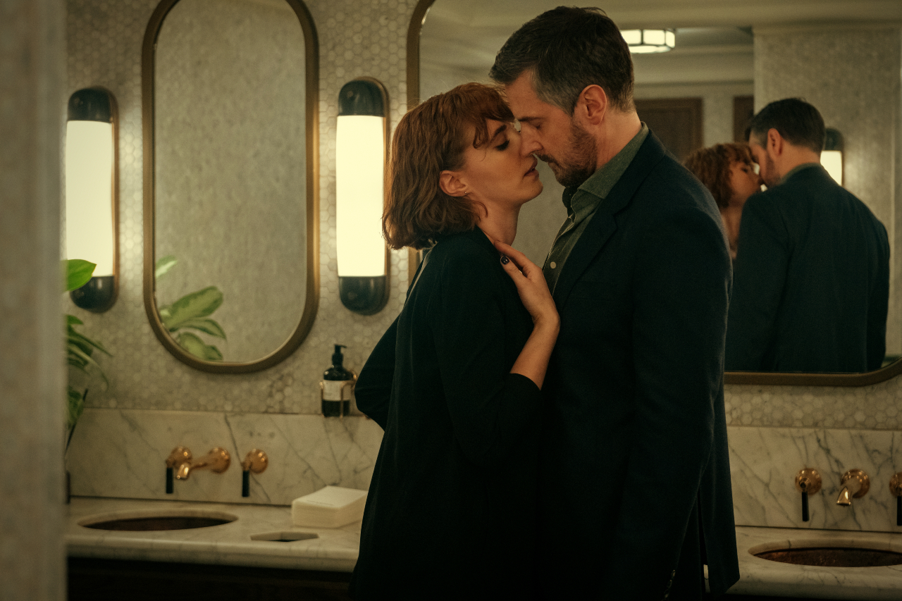 Anna and William are nearly kiss in Obsession