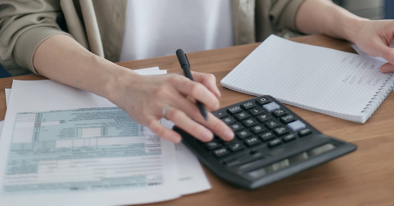 A women calculates her bills