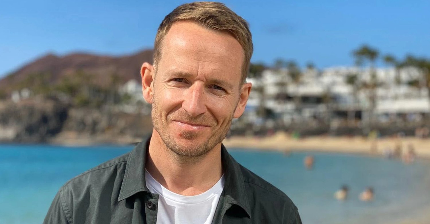 Jonnie Irwin smiling on A Place in the Sun