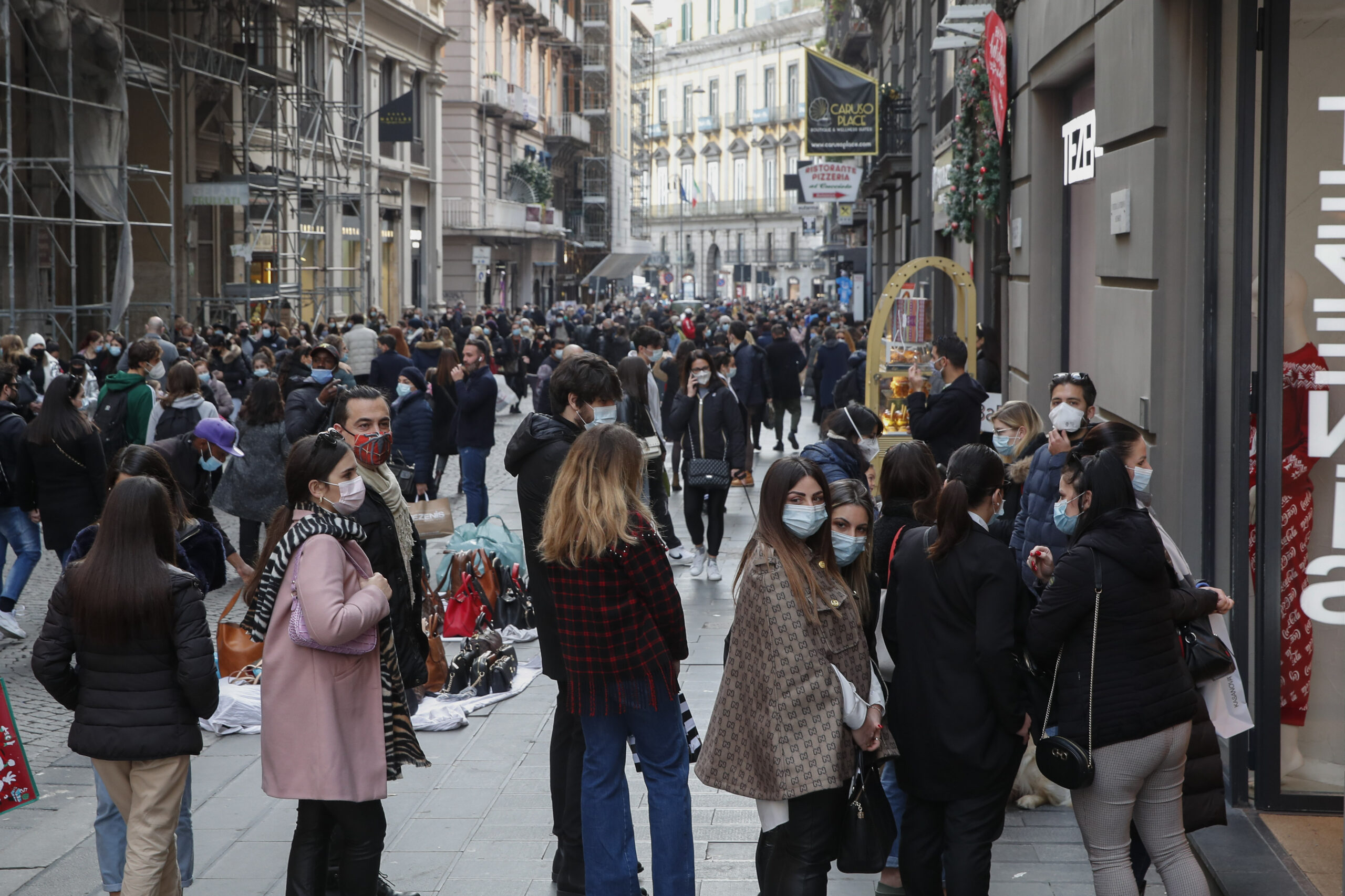 People Christmas shopping in Naples