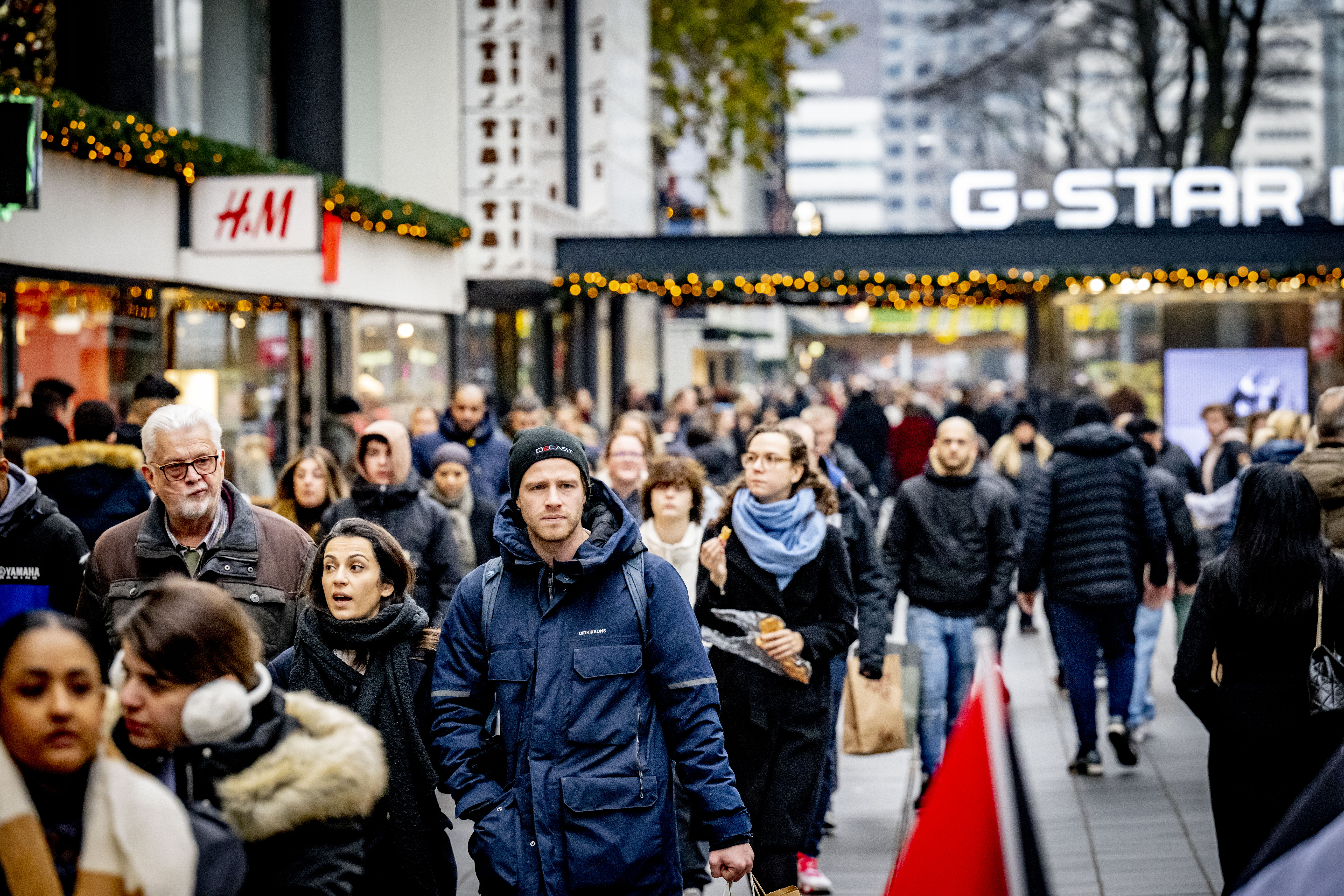 People Christmas shopping in Rotterdam