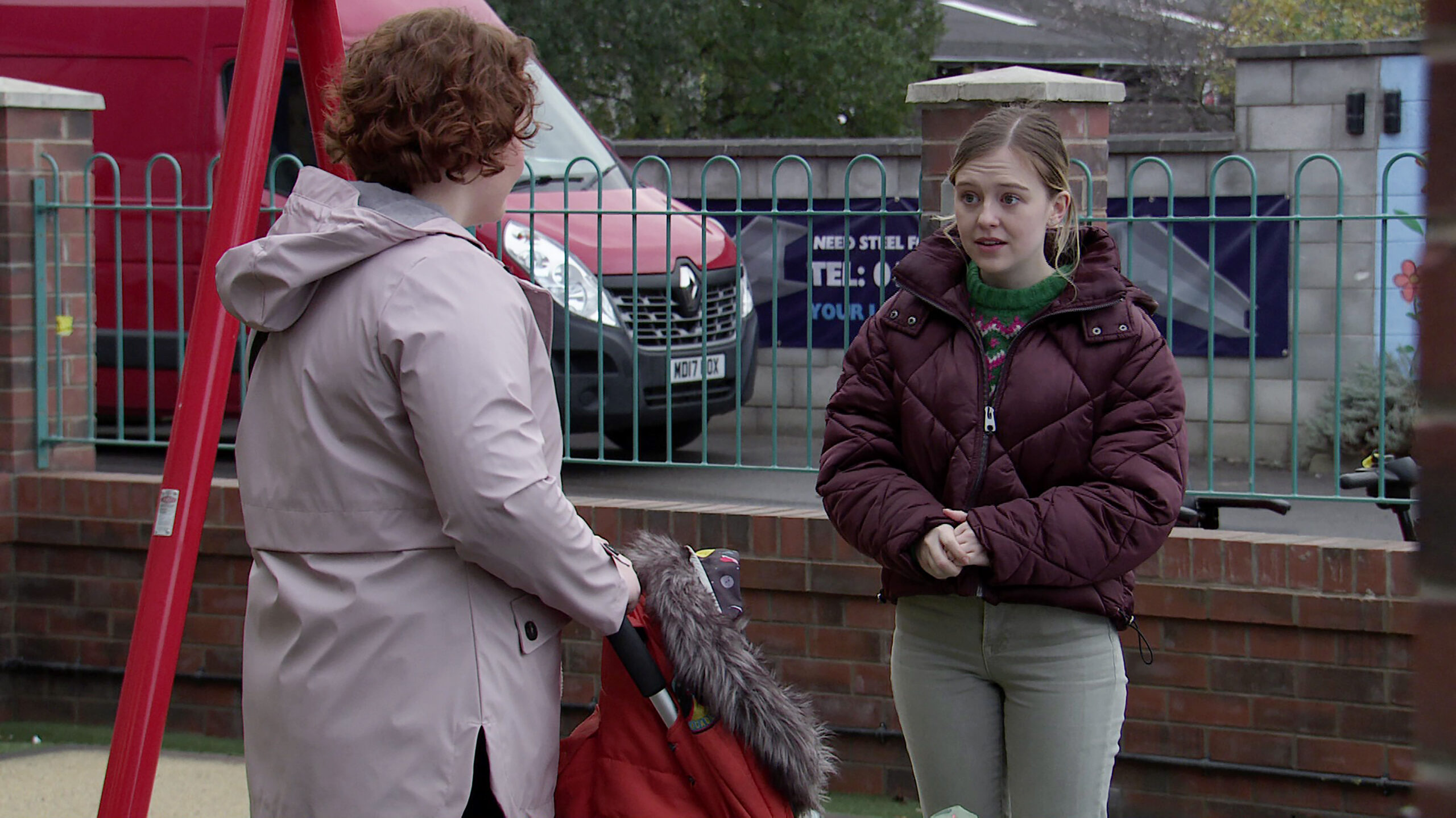 Summer is looking shocked as she talks with Ava in Coronation Street