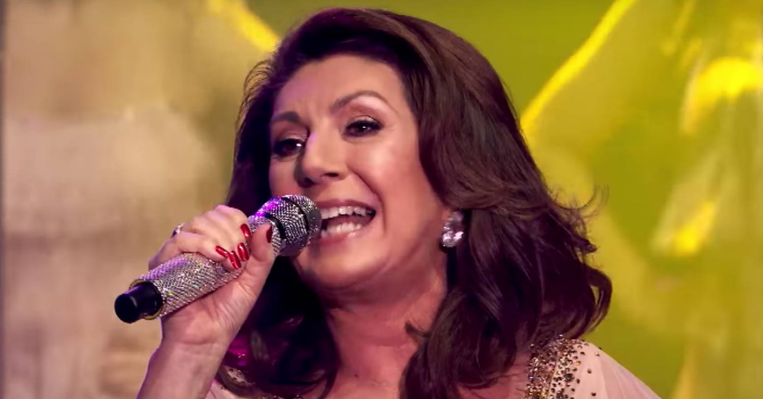 Jane McDonald sings while on tour