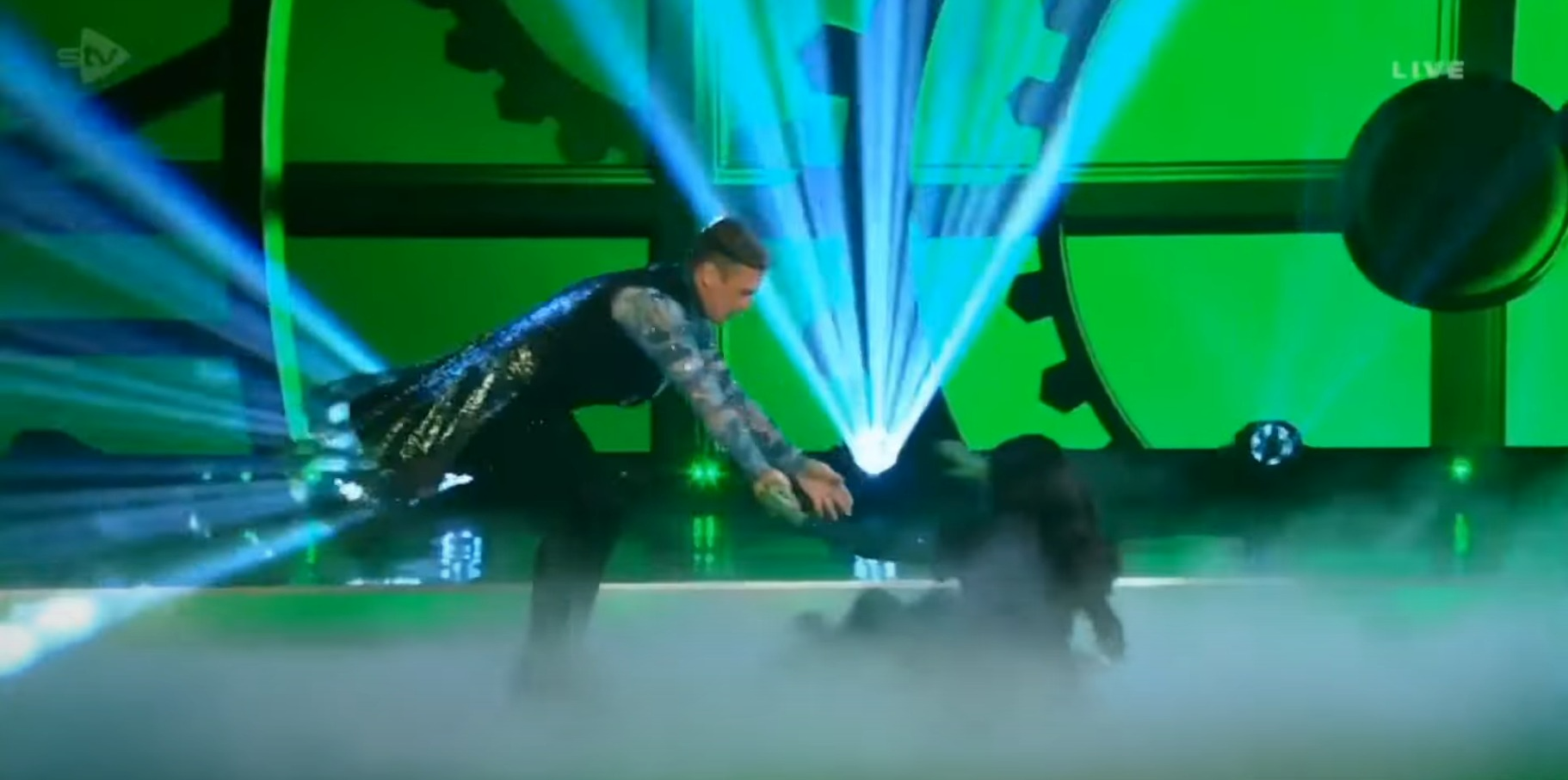 Patsy Palmer falls on Dancing on Ice