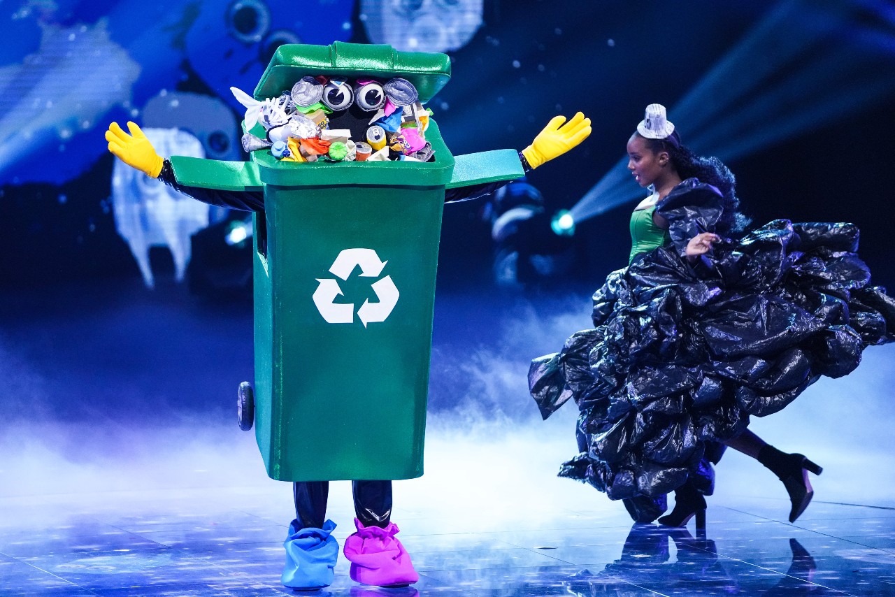 Rubbish poses in their performance of Let Me Entertain You