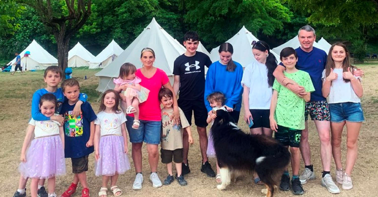 The Radford family standing together in 22 Kids and Counting