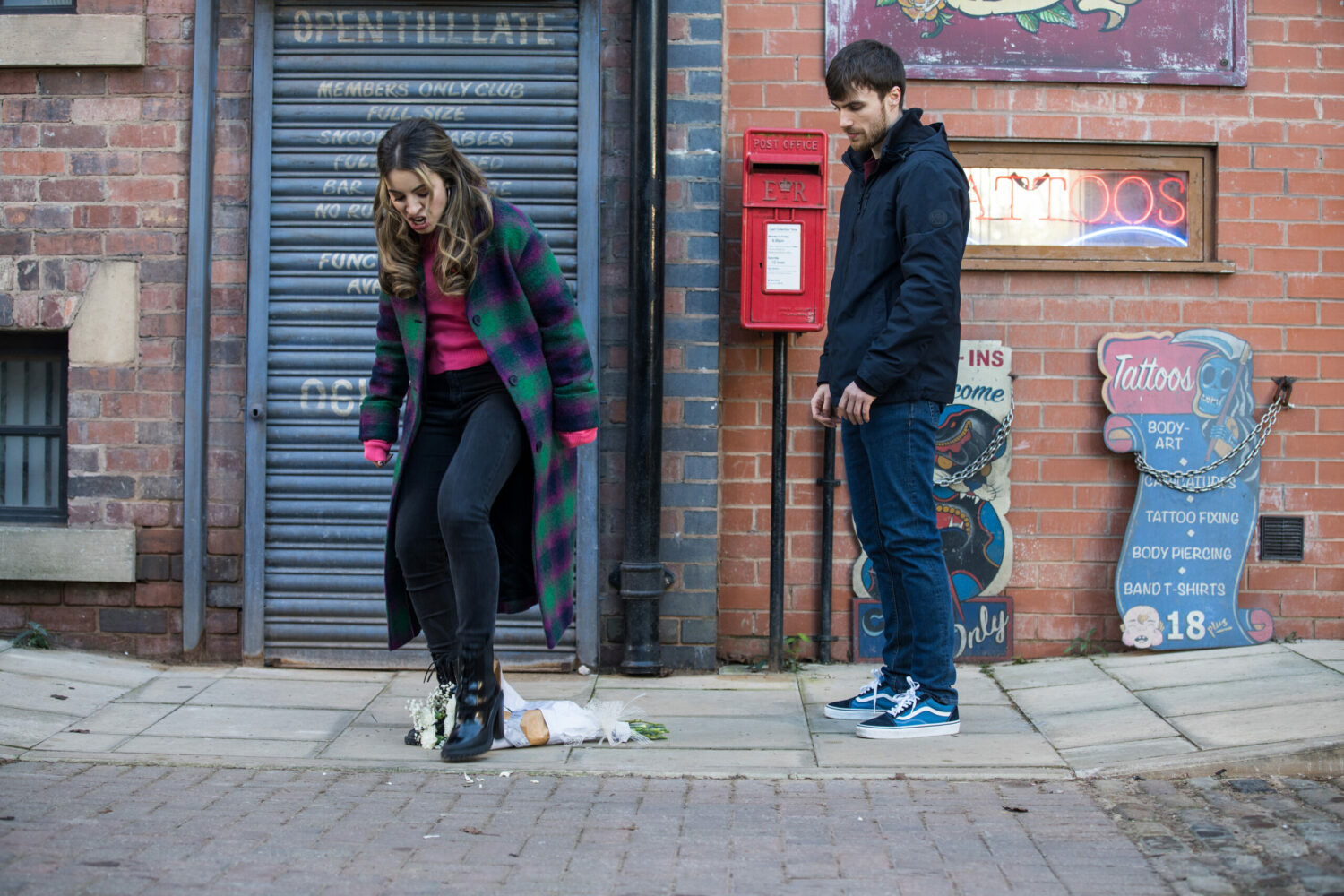 Angry Daisy stamps on Justin's flowers in Coronation Street