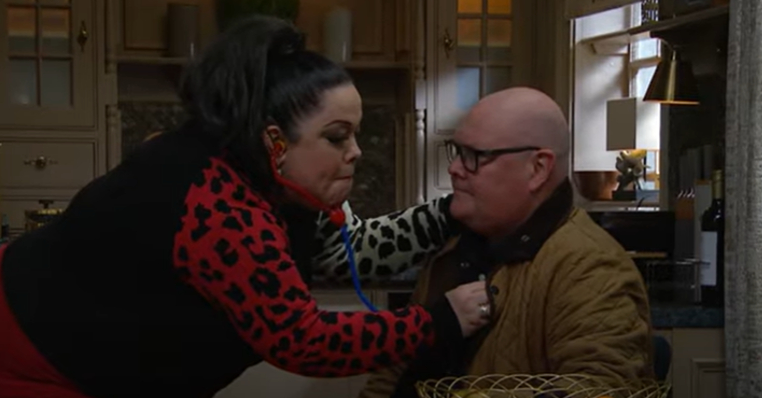 Emmerdale's Mandy is checking Paddy's heartbeat with a fake doctor's kit