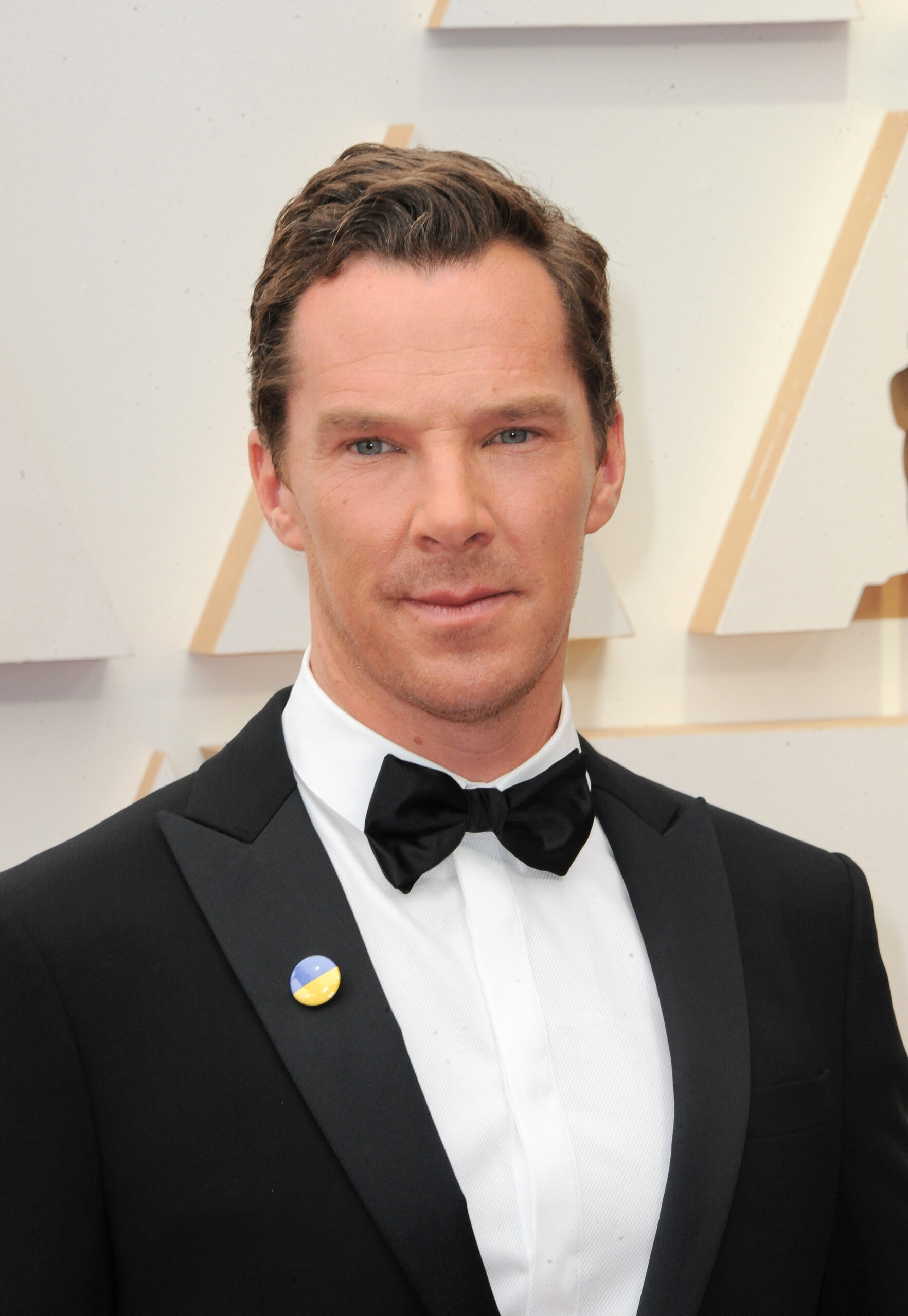 Benedict Cumberbatch in bowtie on red carpet at Oscars