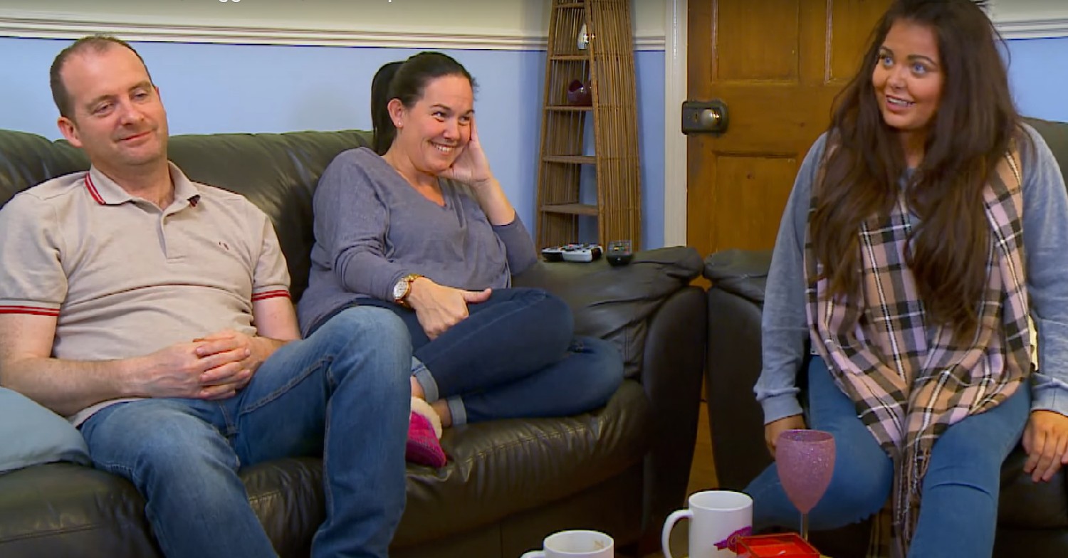Scarlett Moffatt sitting with her parents in Gogglebox