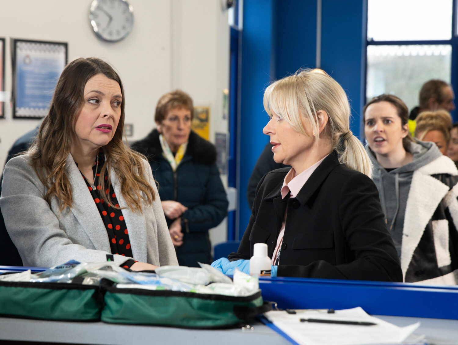 Coronation Street's Tracy has glued her hand to the front desk