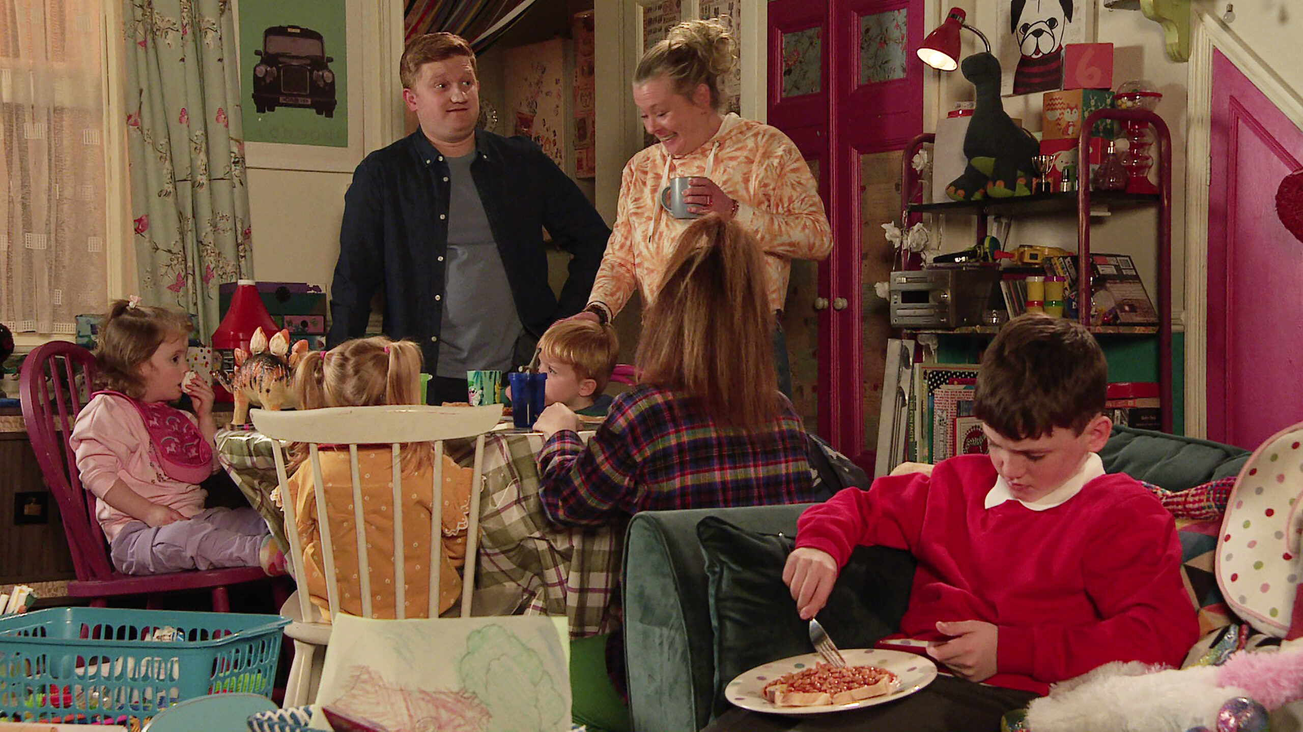 Bernie Winter laughs with the quads, Chesney and Joseph in Coronation Street 