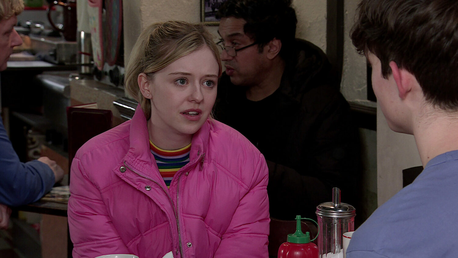 Summer looks worried as she talks to Aaron in Corrie