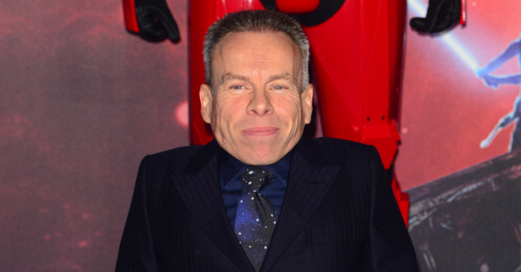 Warwick Davis posing for photos