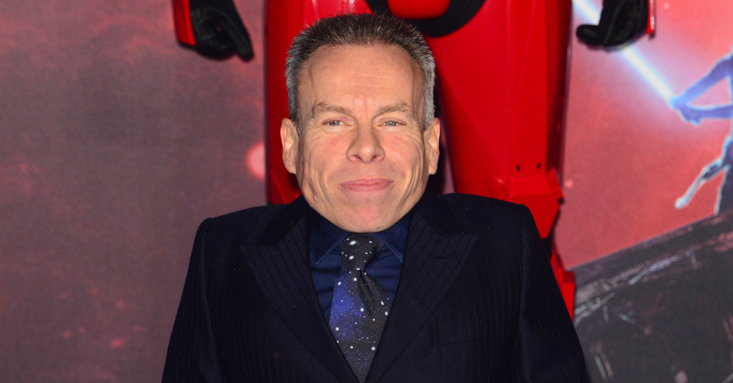 Warwick Davis posing for photos