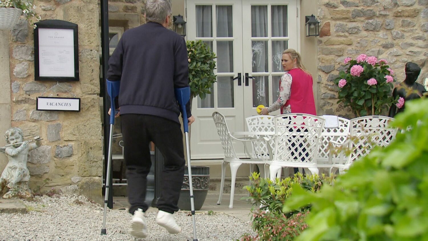 Emmerdale's Tracy and Caleb are talking outside of the B&B
