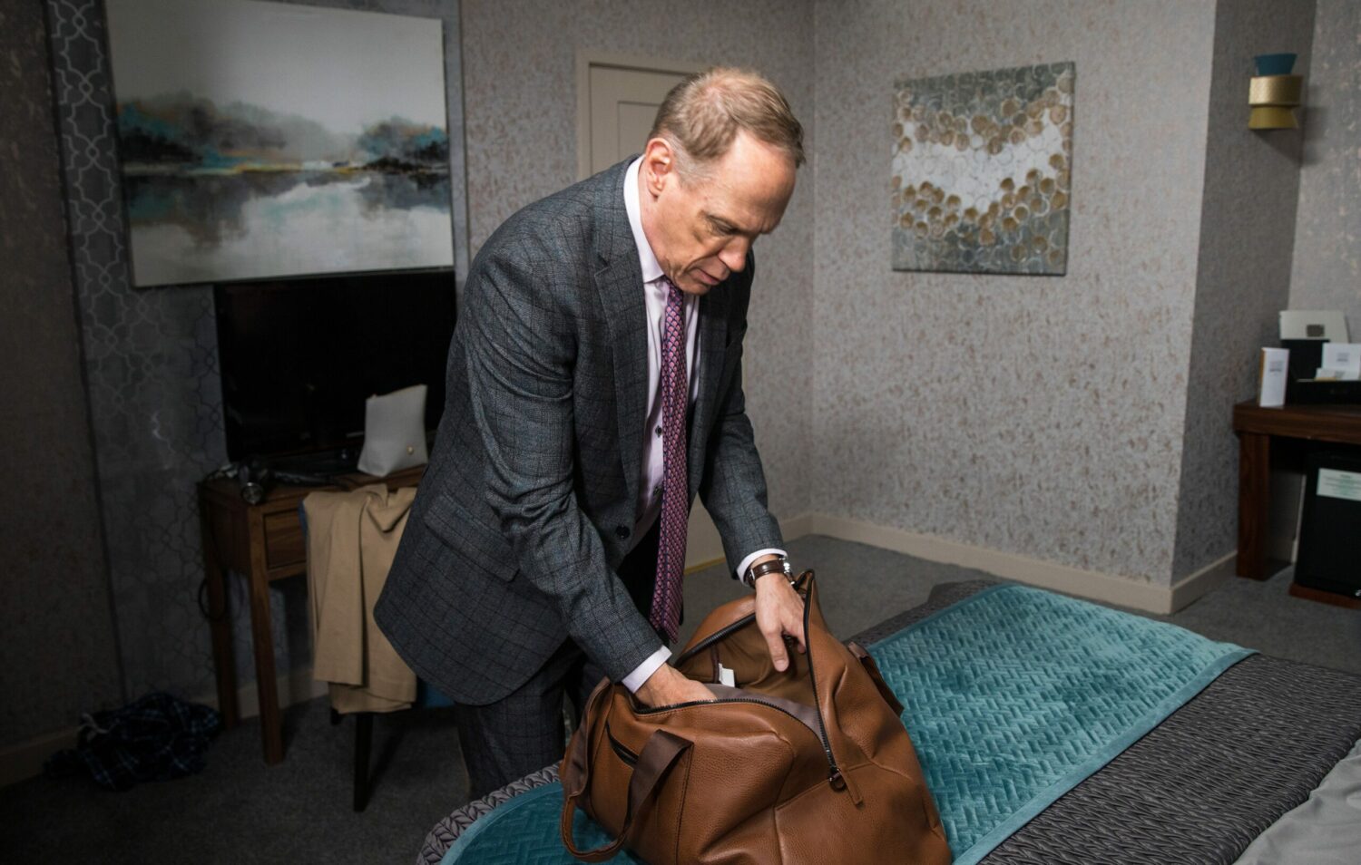 Coronation Street's Stephen is looking in a bag