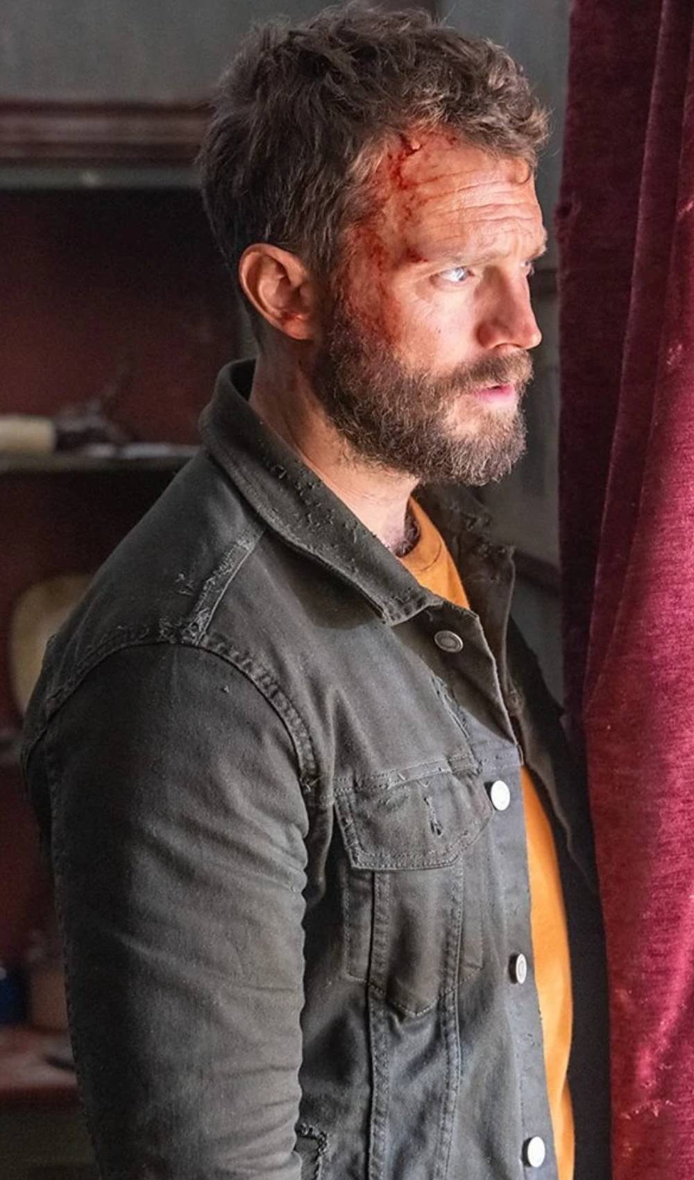 Jamie Dornan as Elliot Stanley peers in The Tourist series 2