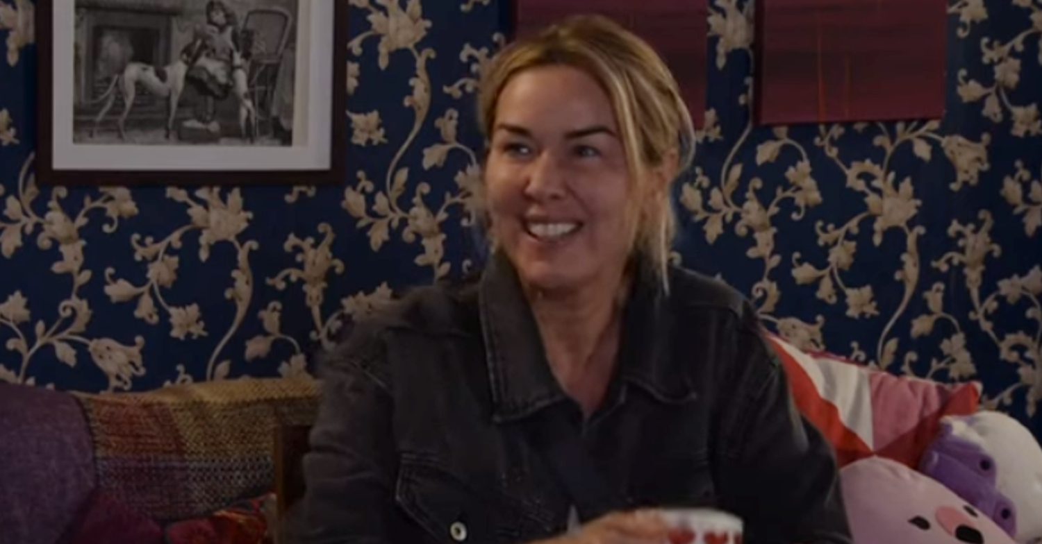 Coronation Street's Cassie is smiling with white teeth