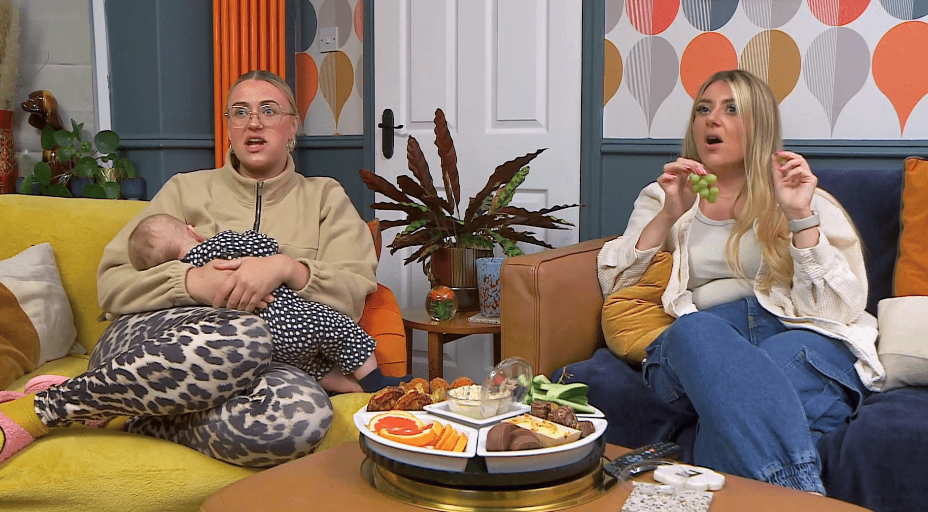 Ellie and Izzi on Gogglebox last night