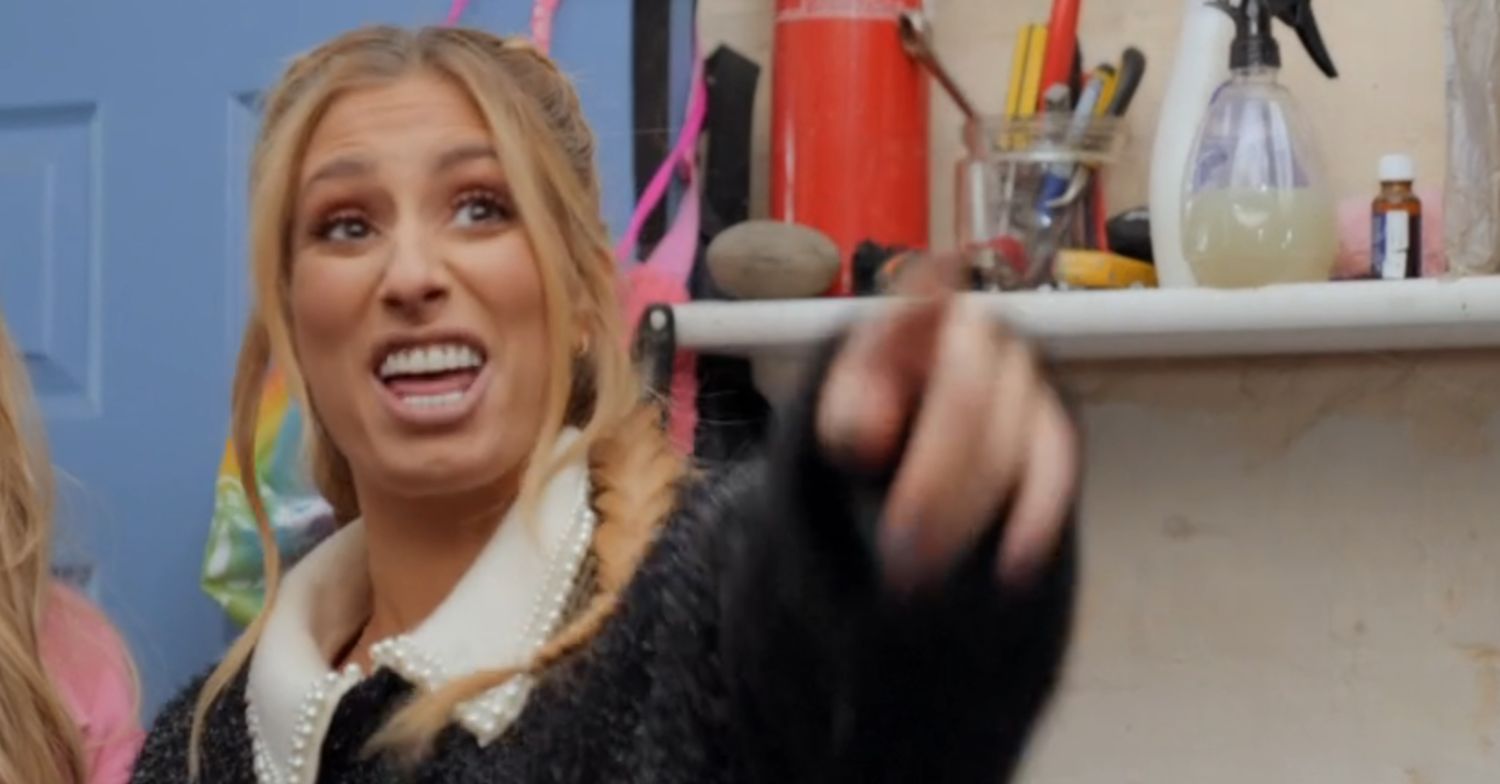 Stacey Solomon pointing on Sort Your Life Out