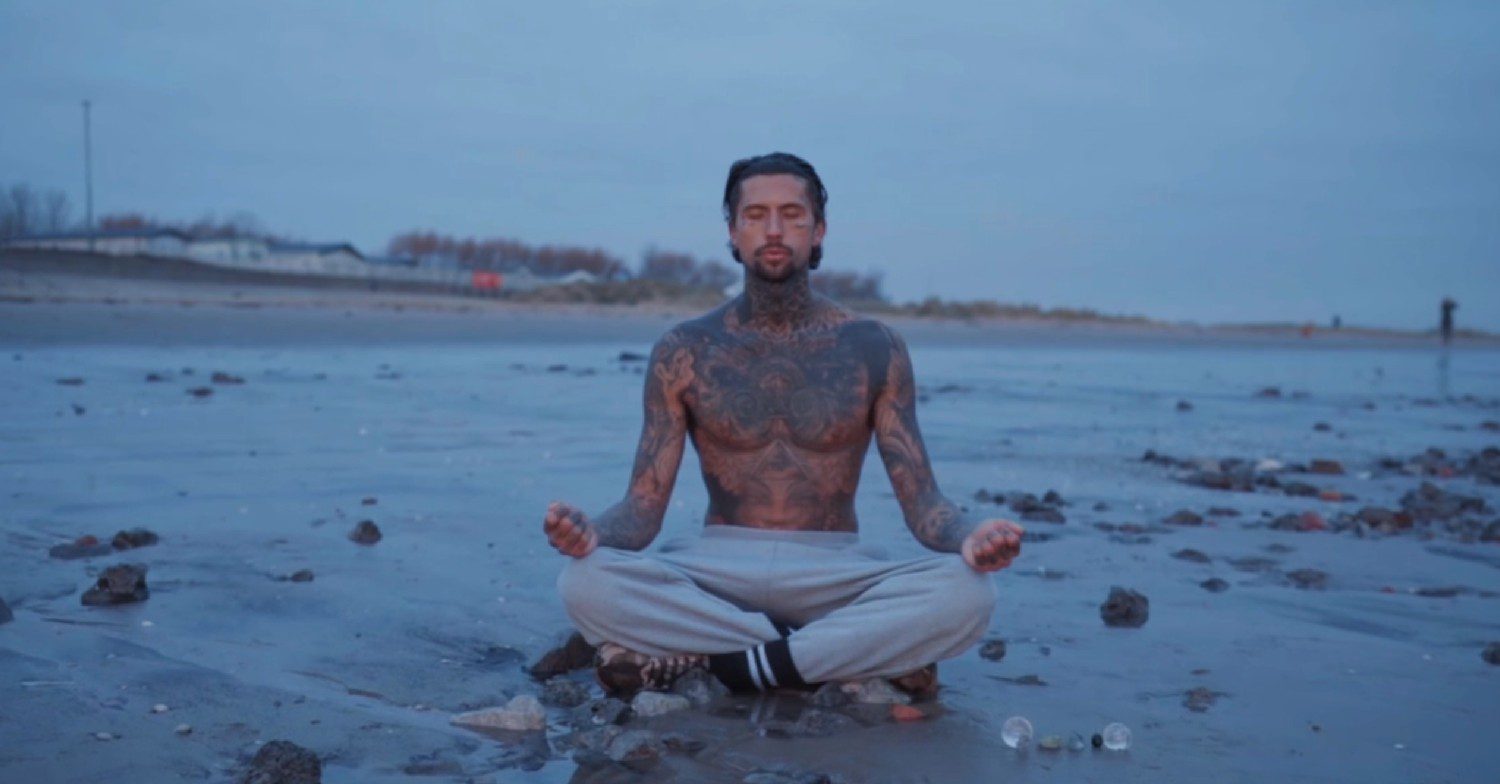 Brad meditating on a beach on MAFS UK