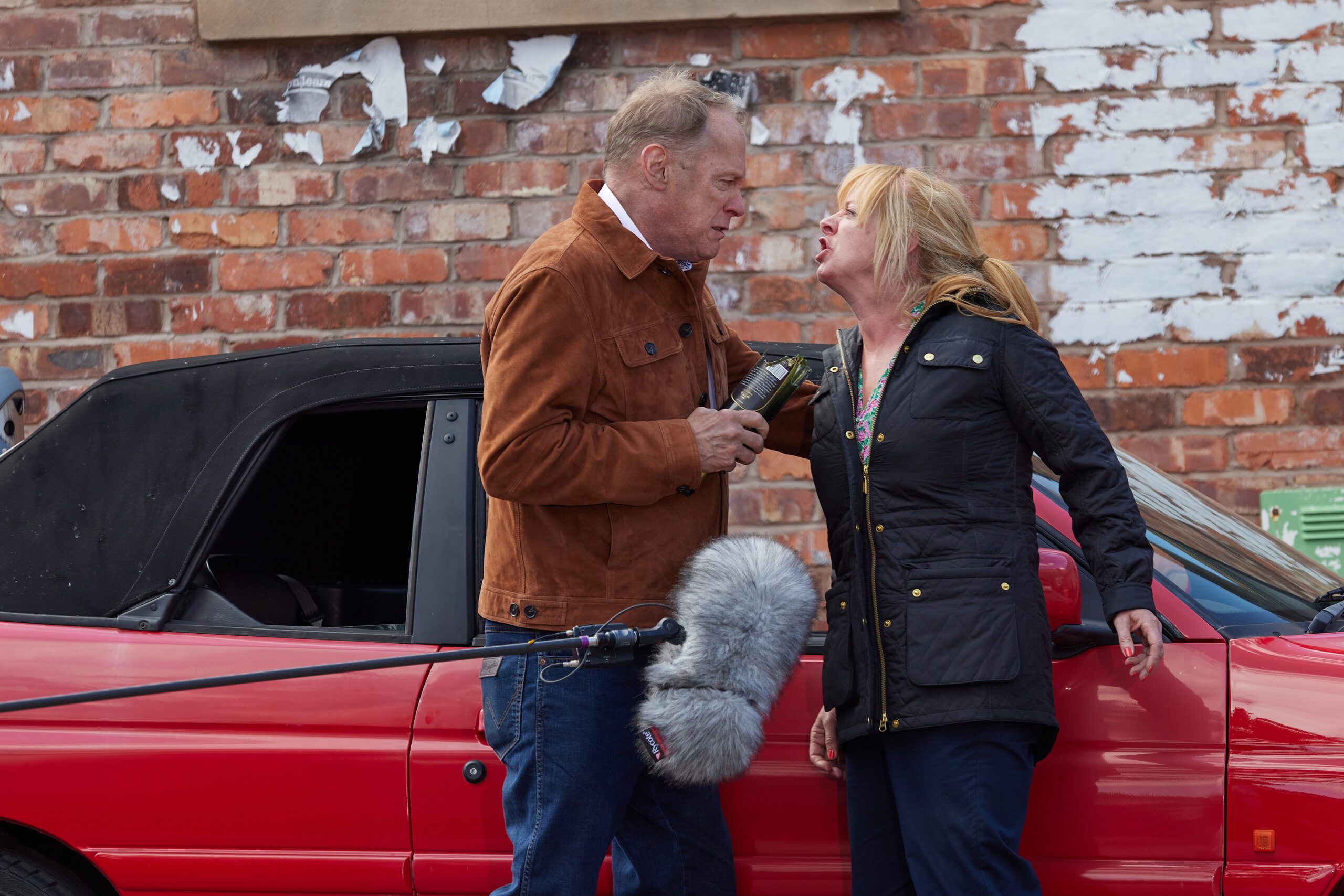 Stephen and Jenny argue on Coronation Street as he threatens her with a bottle