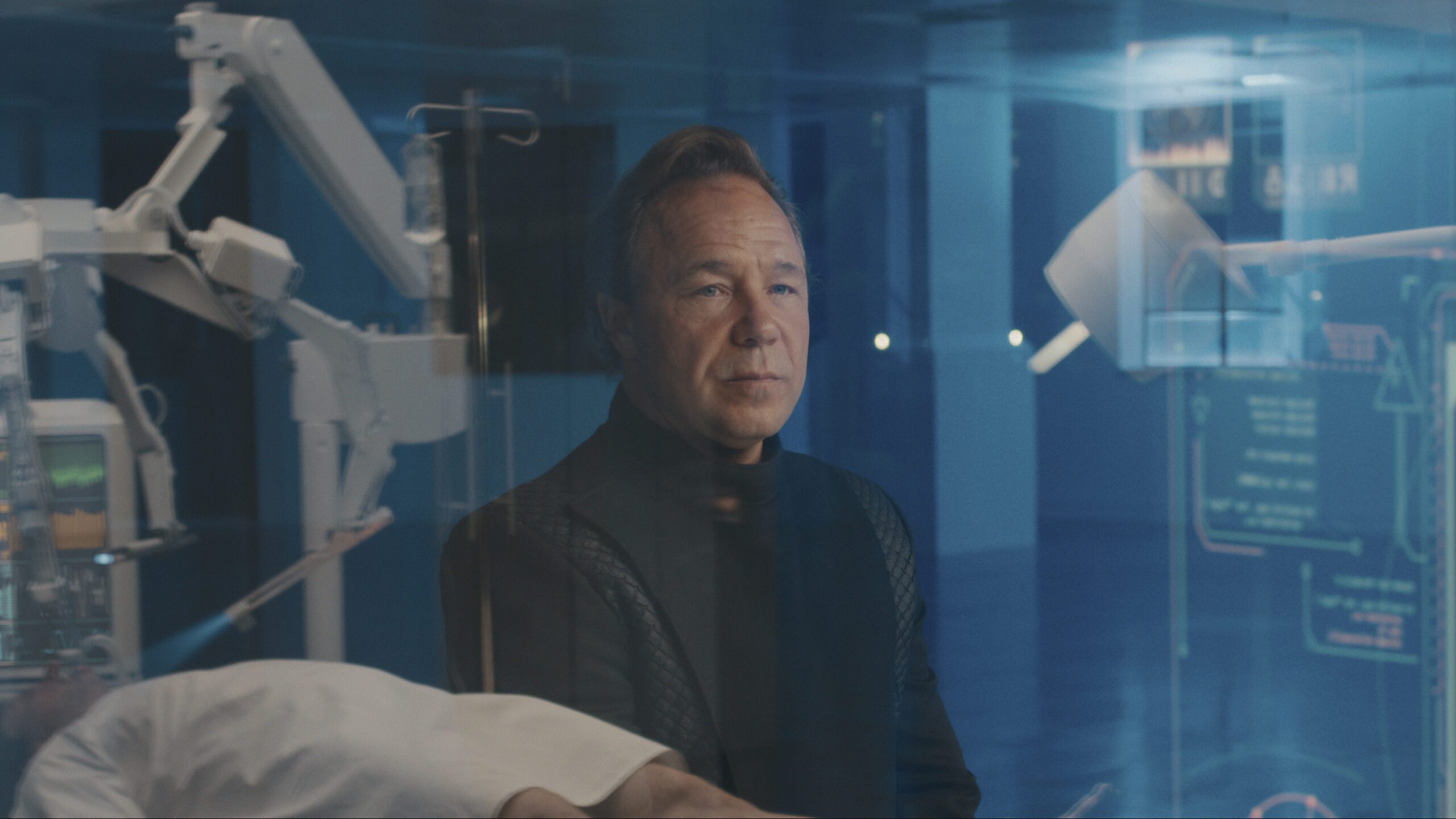 Stephen Graham as Elias Mannix in Bodies on Netflix