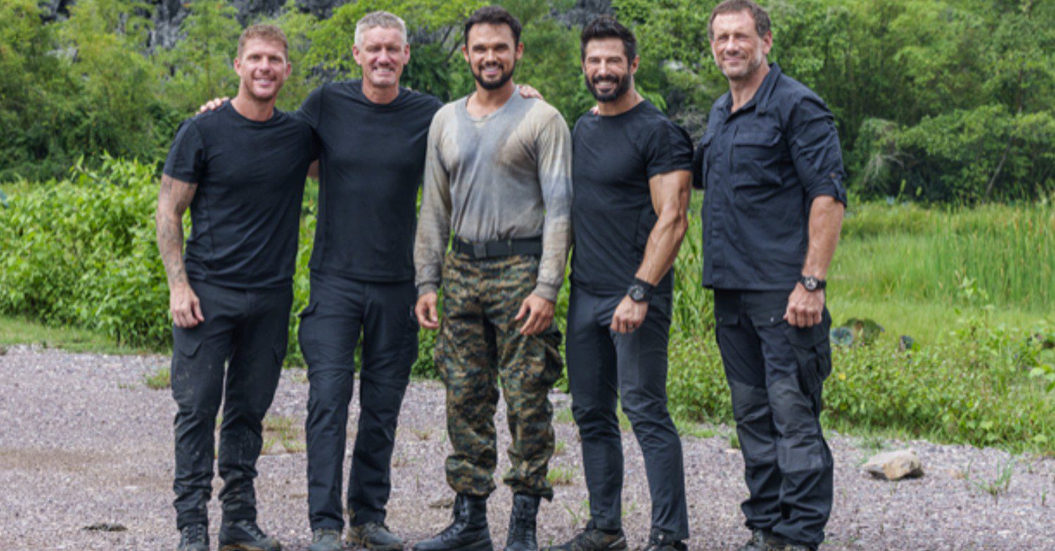 Gareth Gates with the Celebity SAS instructors (Credit: C4)