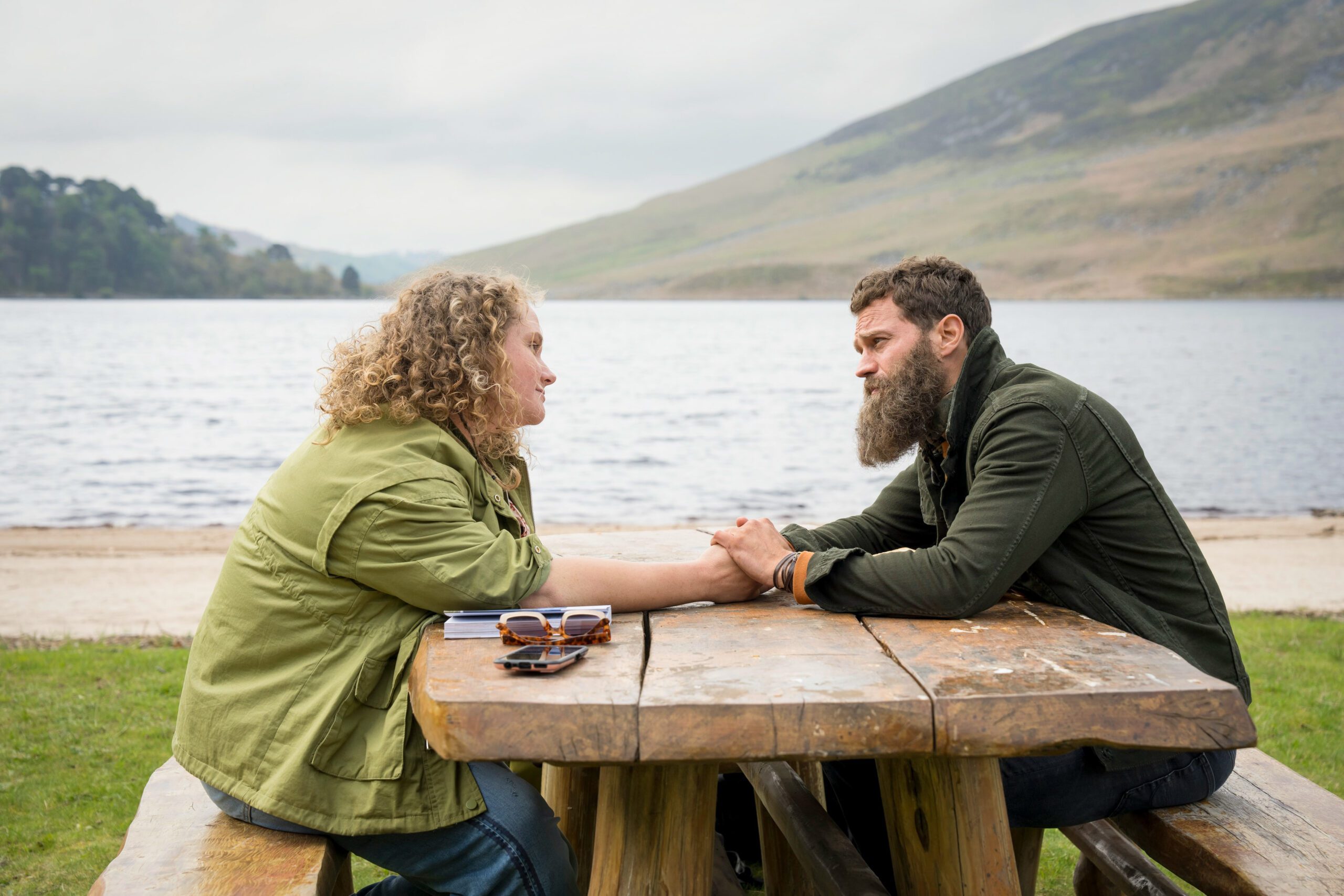 Helen and Elliot hold hands in The Tourist series 2